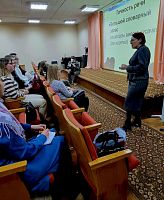 Молодежь АПЗ на "Часе речевого этикета" в Центральной городской библиотеке 